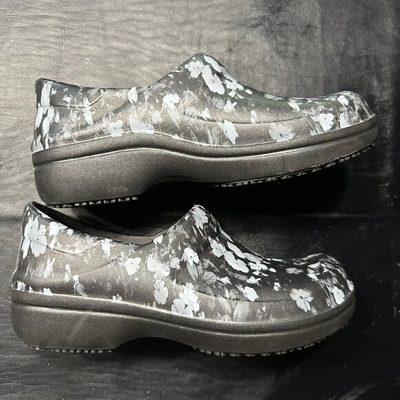 Crocs Dual Comfort Clogs - Picture 4 of 4